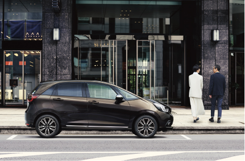 LUXUR LIFE LUXE 二人でゆったりとドライブしたくなるような優雅で心地よい時間と充実感のあるリュクスライフを。